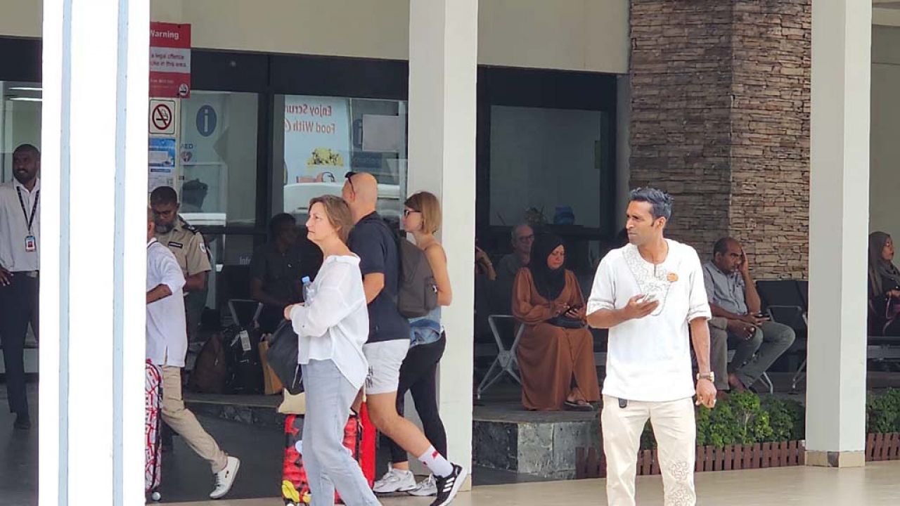 ވެލާނާ އެއާޕޯޓުގެ ޑޮމެސްޓިކް ޓާމިނަލަށް ޓެކްސީގައި ދެވޭގޮތް ހެދުން 