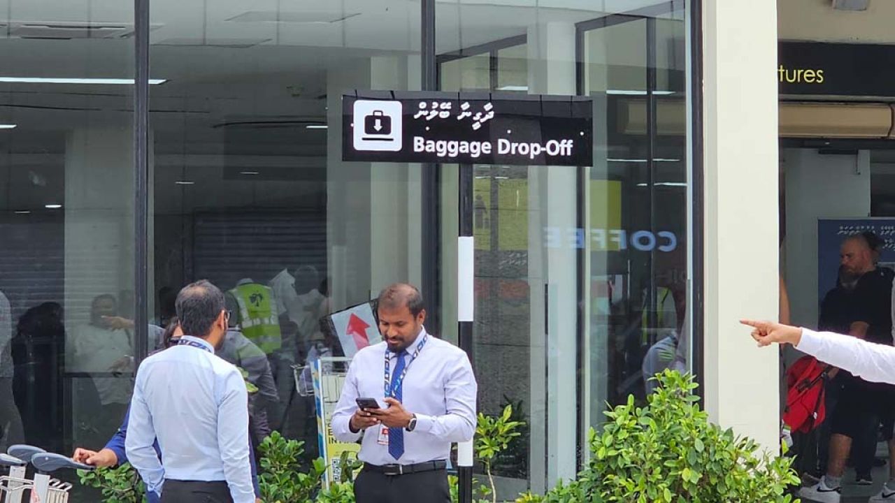 ވެލާނާ އެއާޕޯޓުގެ ޑޮމެސްޓިކް ޓާމިނަލަށް ޓެކްސީގައި ދެވޭގޮތް ހެދުން 