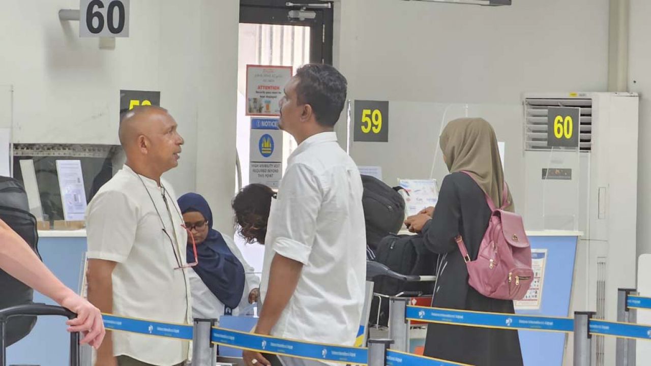 ވެލާނާ އެއާޕޯޓުގެ ޑޮމެސްޓިކް ޓާމިނަލަށް ޓެކްސީގައި ދެވޭގޮތް ހެދުން 