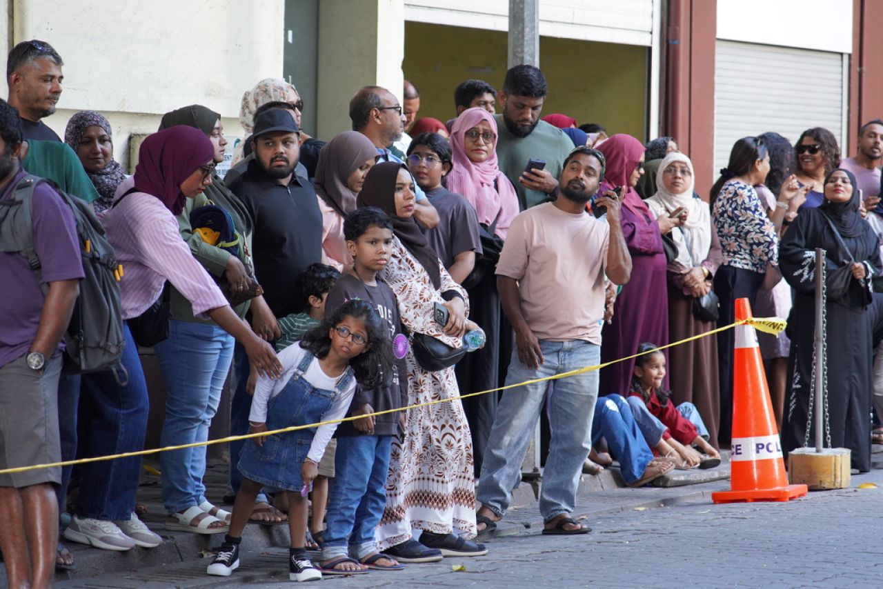 ޖުމްހޫރީ ދުވަހުގެ ޕެރޭޑް ބަލާލުމަށް ގިނަ ބަޔަކު އެއްވި!