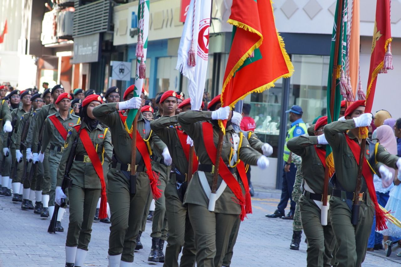 ޖުމްހޫރީ ދުވަހުގެ ޕެރޭޑް ބަލާލުމަށް ގިނަ ބަޔަކު އެއްވި!