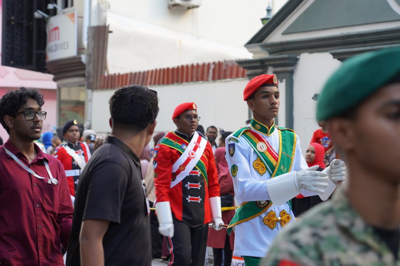 ޖުމްހޫރީ ދުވަހުގެ ޕެރޭޑް ބަލާލުމަށް ގިނަ ބަޔަކު އެއްވި!