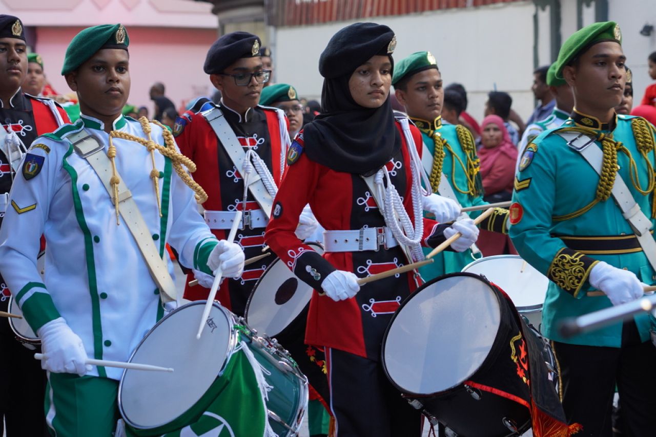 ޖުމްހޫރީ ދުވަހުގެ ޕެރޭޑް ބަލާލުމަށް ގިނަ ބަޔަކު އެއްވި!