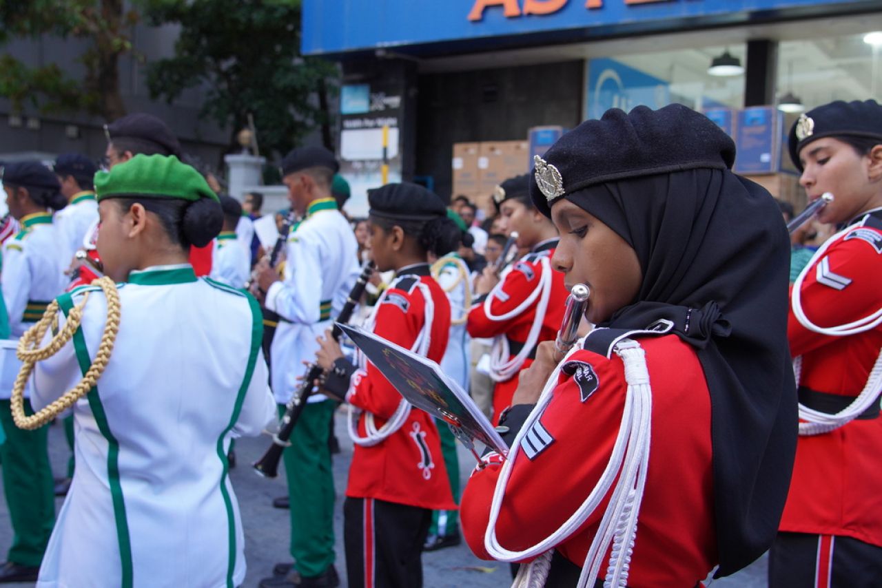 ޖުމްހޫރީ ދުވަހުގެ ޕެރޭޑް ބަލާލުމަށް ގިނަ ބަޔަކު އެއްވި!