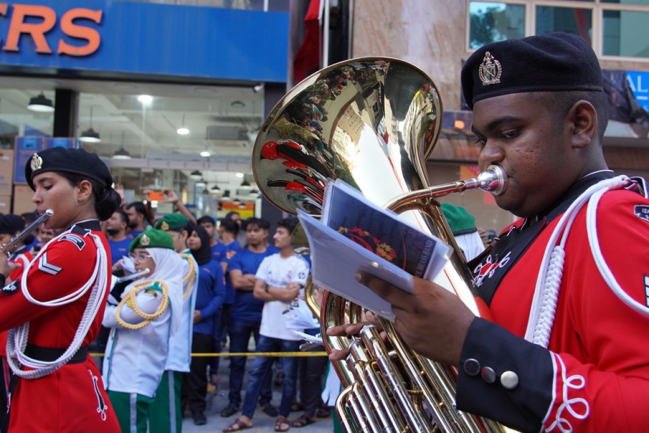 ޖުމްހޫރީ ދުވަހުގެ ޕެރޭޑް ބަލާލުމަށް ގިނަ ބަޔަކު އެއްވި!