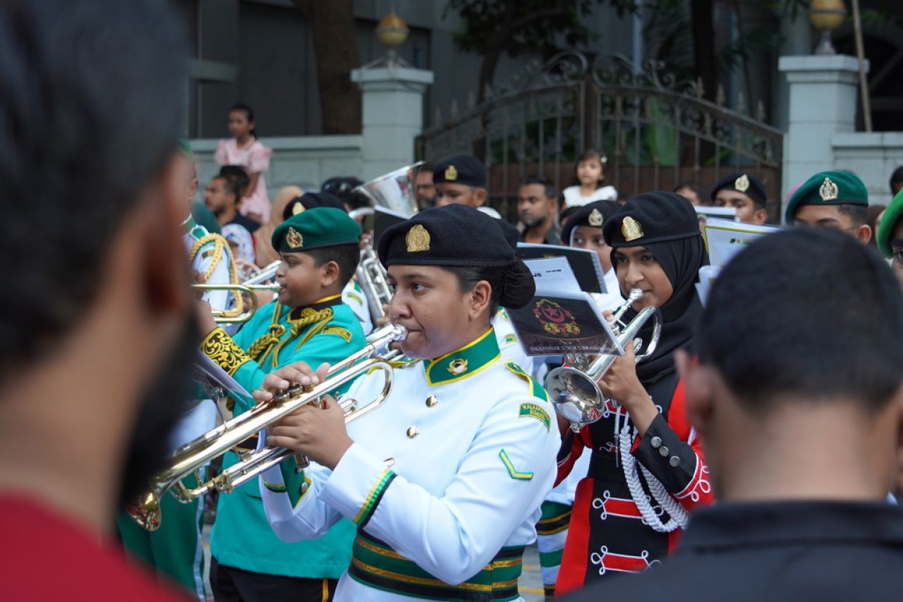 ޖުމްހޫރީ ދުވަހުގެ ޕެރޭޑް ބަލާލުމަށް ގިނަ ބަޔަކު އެއްވި!