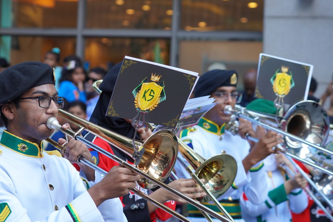 ޖުމްހޫރީ ދުވަހުގެ ޕެރޭޑް ބަލާލުމަށް ގިނަ ބަޔަކު އެއްވި!