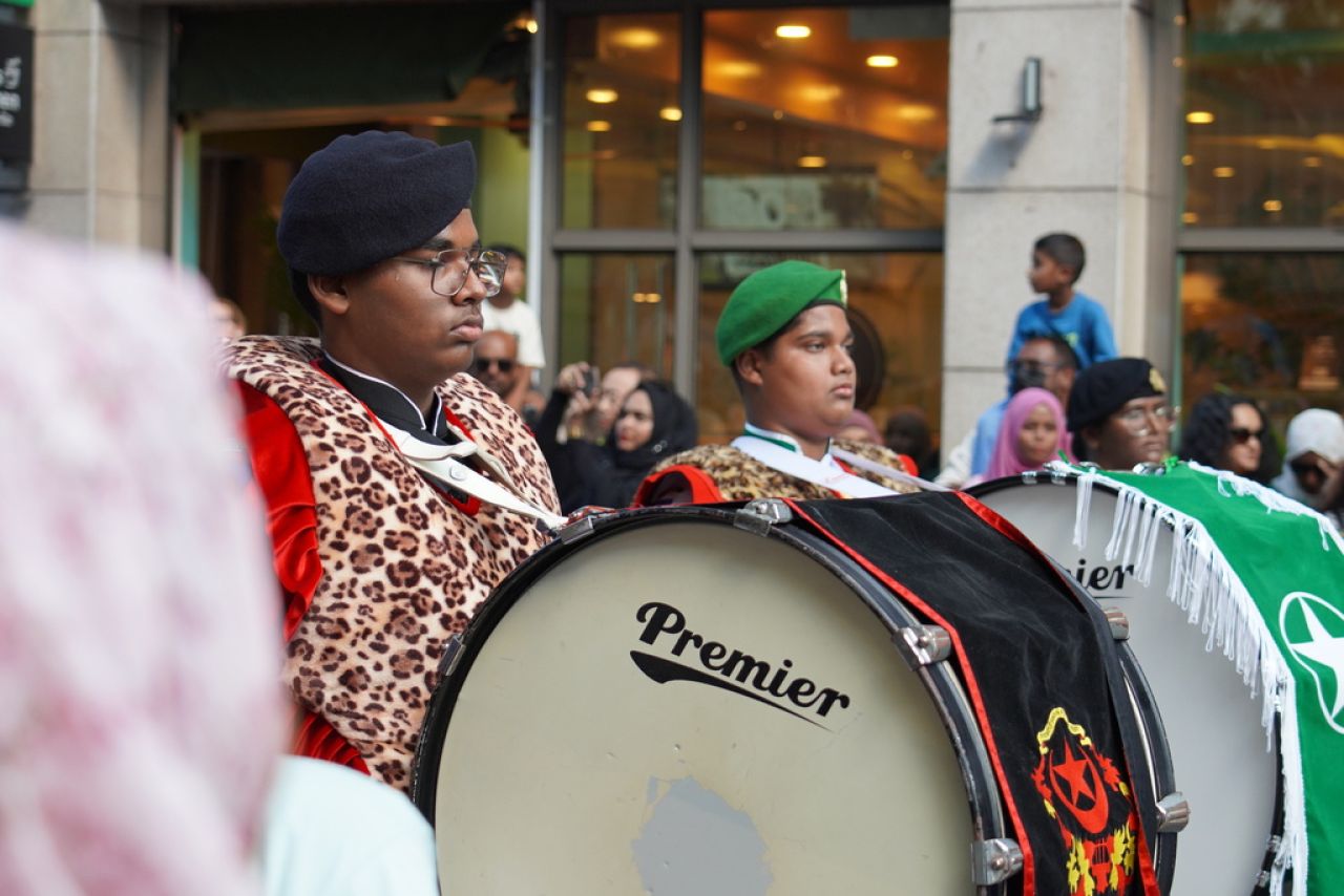 ޖުމްހޫރީ ދުވަހުގެ ޕެރޭޑް ބަލާލުމަށް ގިނަ ބަޔަކު އެއްވި!