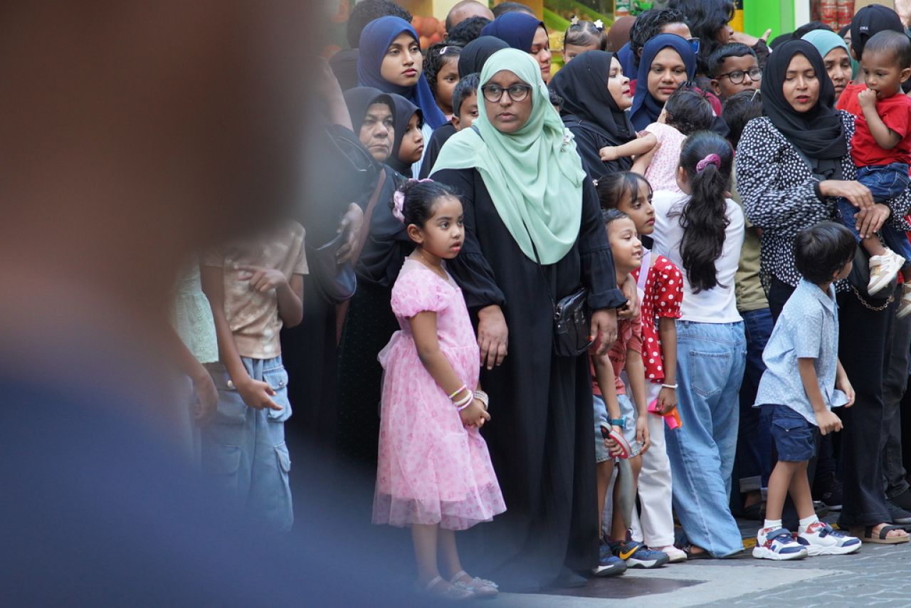 ޖުމްހޫރީ ދުވަހުގެ ޕެރޭޑް ބަލާލުމަށް ގިނަ ބަޔަކު އެއްވި!