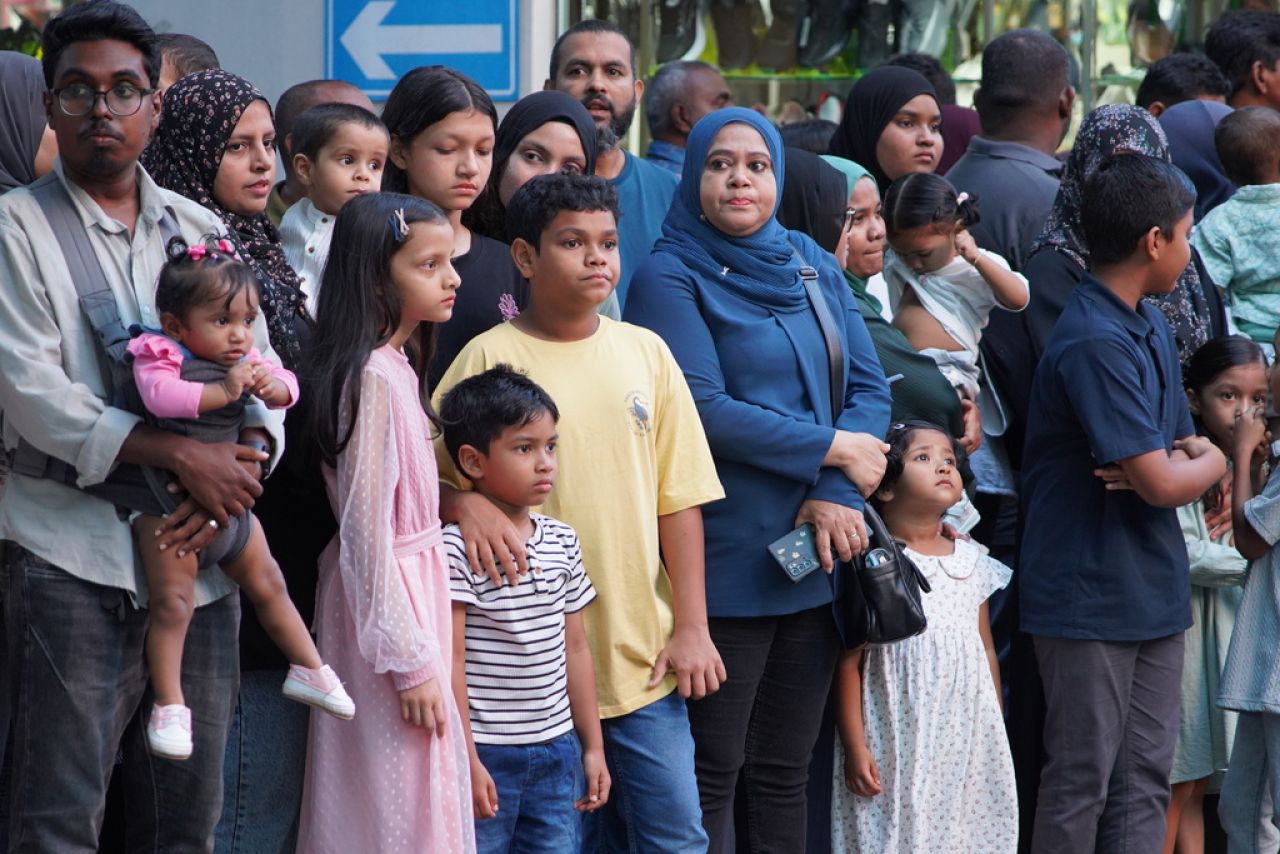 ޖުމްހޫރީ ދުވަހުގެ ޕެރޭޑް ބަލާލުމަށް ގިނަ ބަޔަކު އެއްވި!