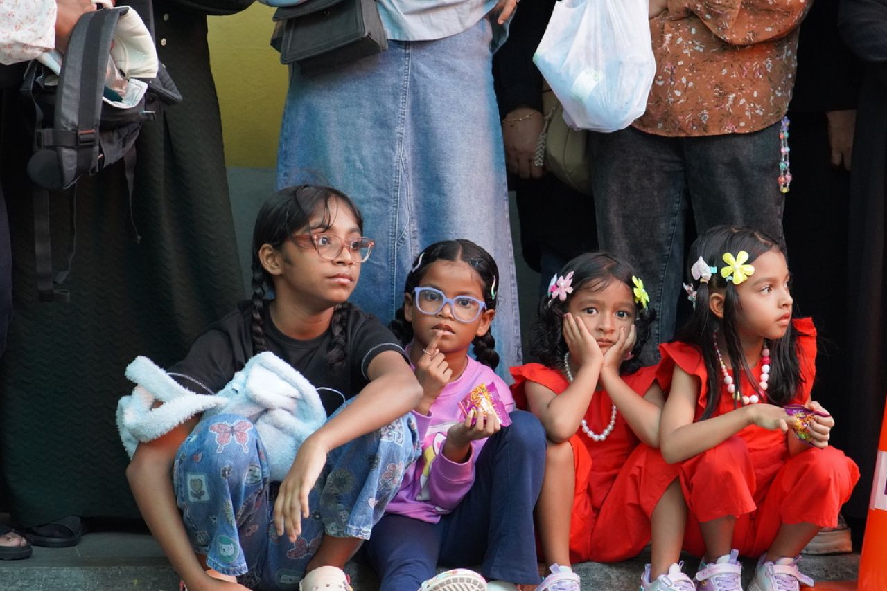 ޖުމްހޫރީ ދުވަހުގެ ޕެރޭޑް ބަލާލުމަށް ގިނަ ބަޔަކު އެއްވި!