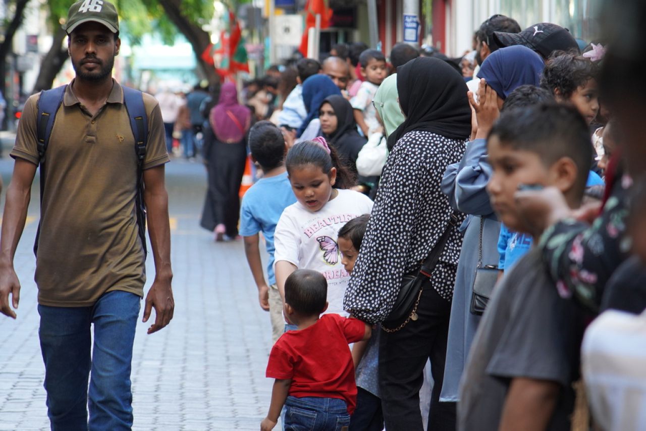 ޖުމްހޫރީ ދުވަހުގެ ޕެރޭޑް ބަލާލުމަށް ގިނަ ބަޔަކު އެއްވި!