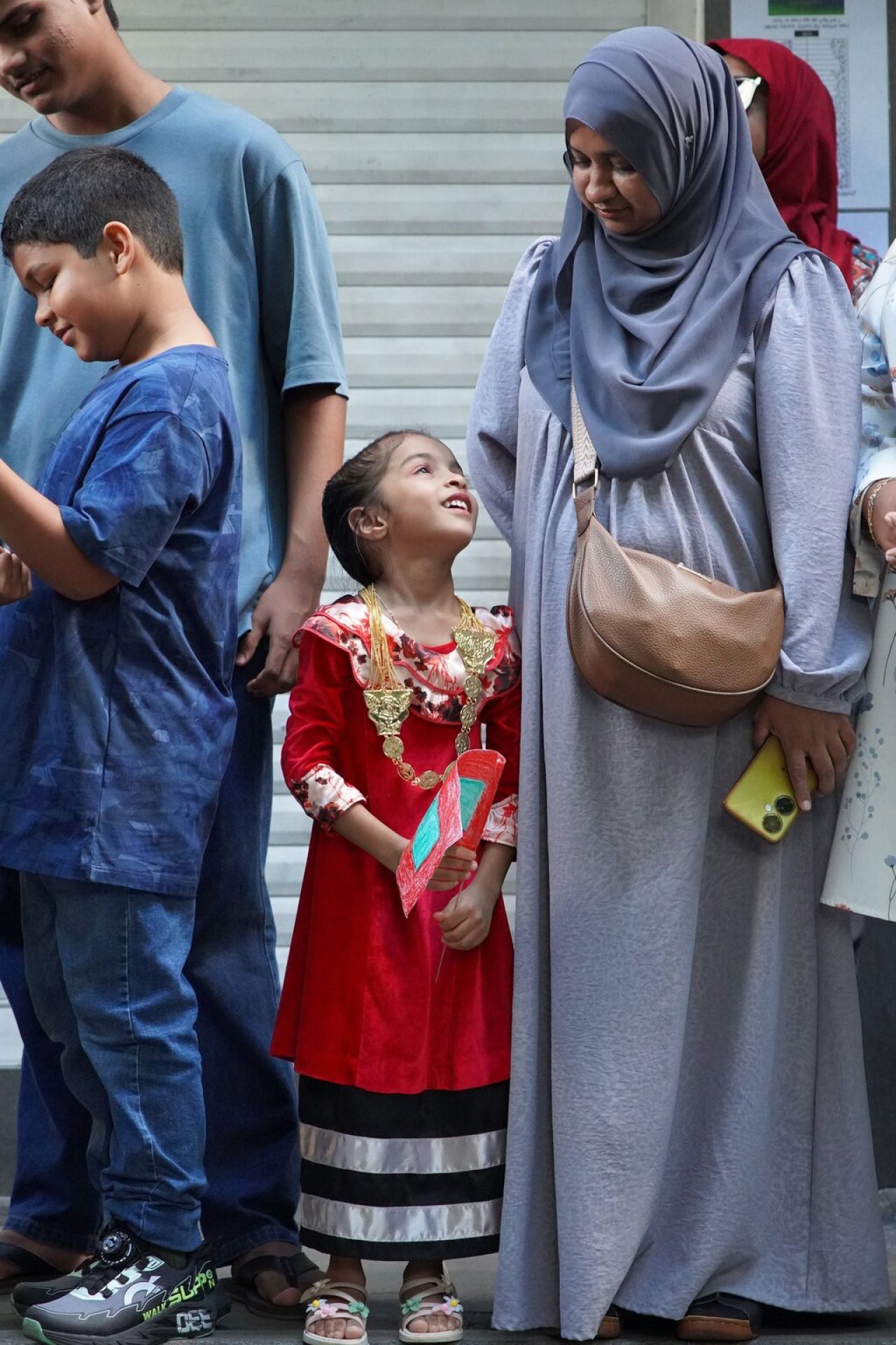 ޖުމްހޫރީ ދުވަހުގެ ޕެރޭޑް ބަލާލުމަށް ގިނަ ބަޔަކު އެއްވި!