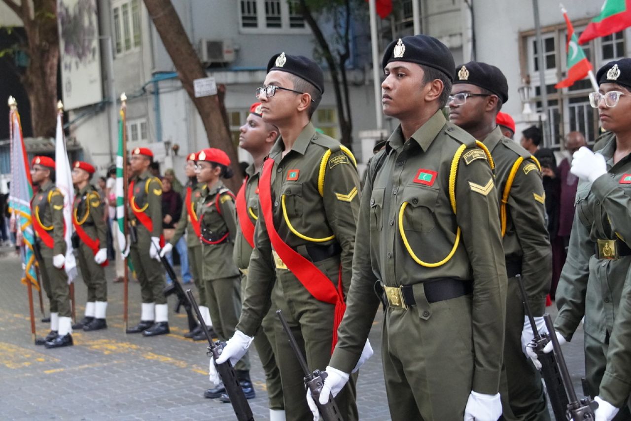 ޖުމްހޫރީ ދުވަހުގެ ޕެރޭޑް ބަލާލުމަށް ގިނަ ބަޔަކު އެއްވި!