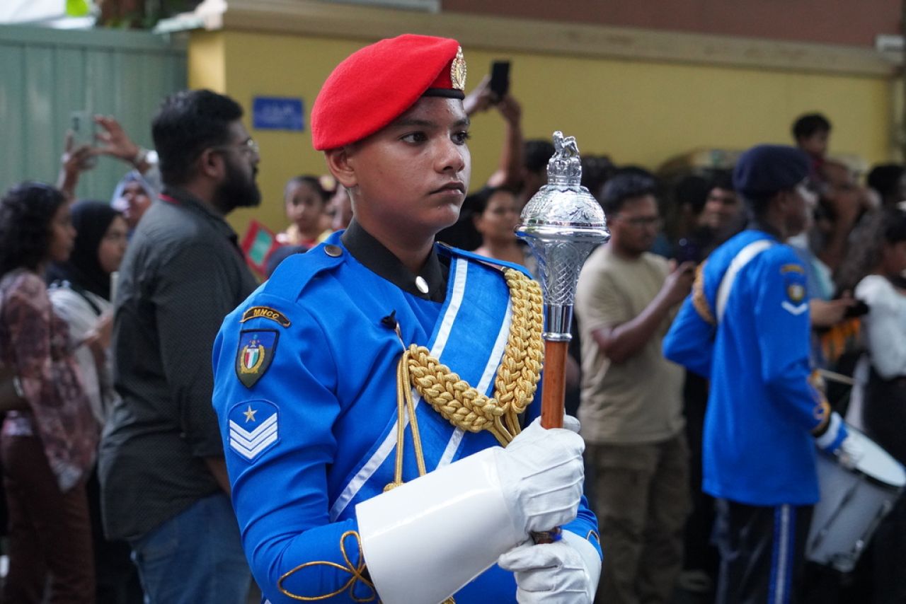 ޖުމްހޫރީ ދުވަހުގެ ޕެރޭޑް ބަލާލުމަށް ގިނަ ބަޔަކު އެއްވި!