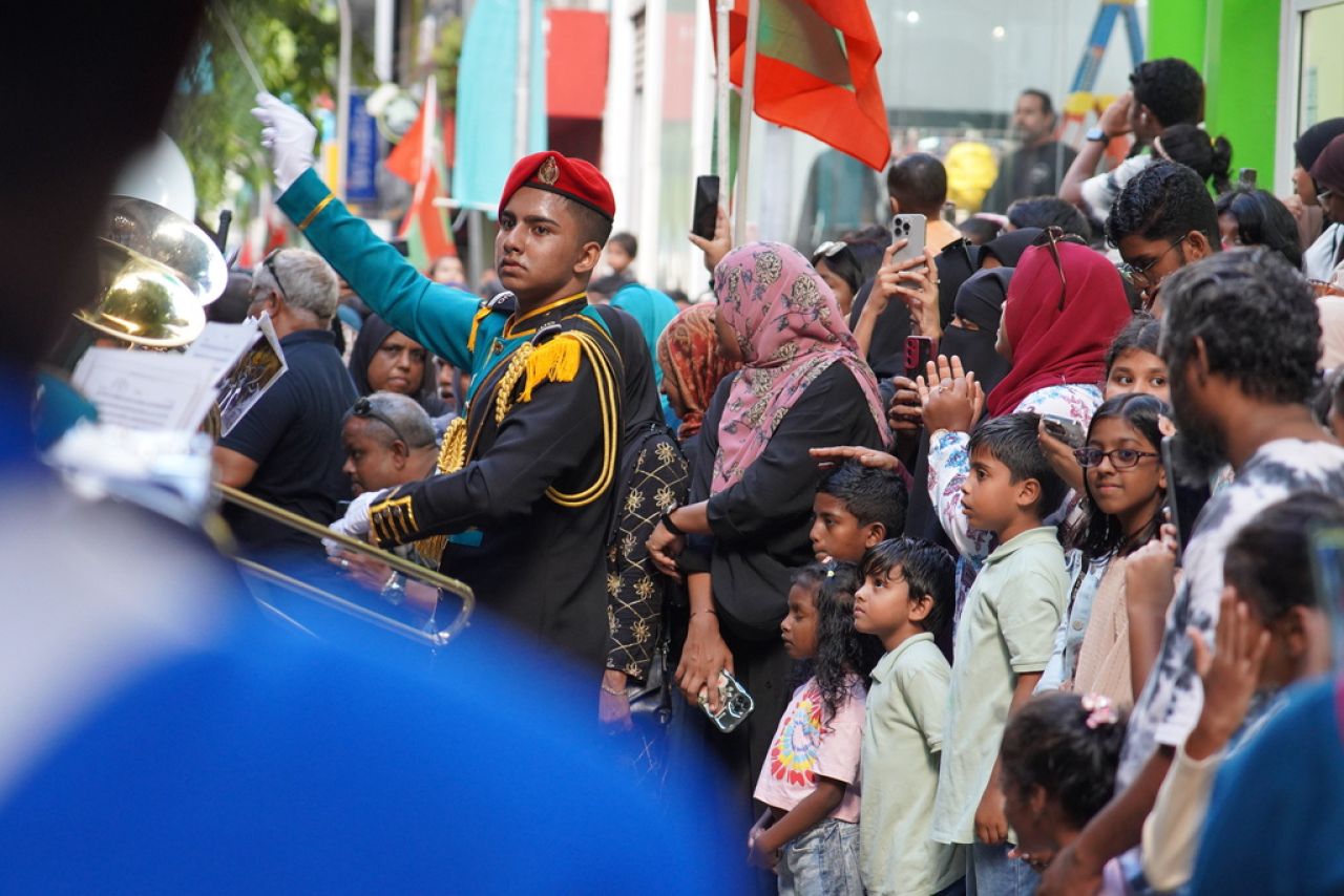 ޖުމްހޫރީ ދުވަހުގެ ޕެރޭޑް ބަލާލުމަށް ގިނަ ބަޔަކު އެއްވި!