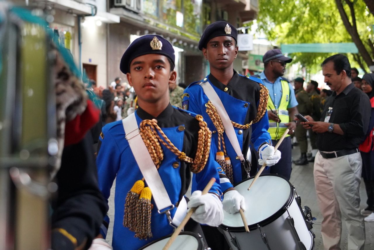 ޖުމްހޫރީ ދުވަހުގެ ޕެރޭޑް ބަލާލުމަށް ގިނަ ބަޔަކު އެއްވި!