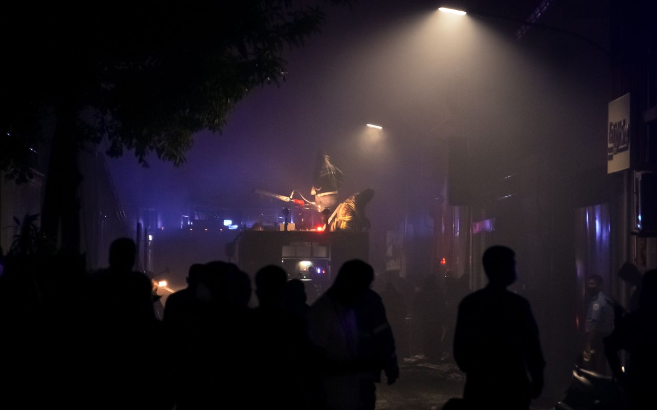 ފޮޓޯ: އިއްޒުއްދީން މަގުގައި ހުރި ގުދަނެއް ރޯވެ އަޅިއަށް