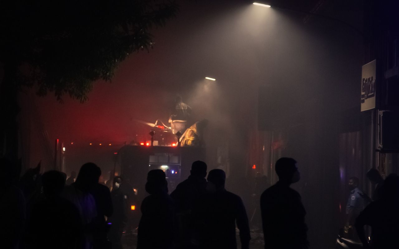 ފޮޓޯ: އިއްޒުއްދީން މަގުގައި ހުރި ގުދަނެއް ރޯވެ އަޅިއަށް