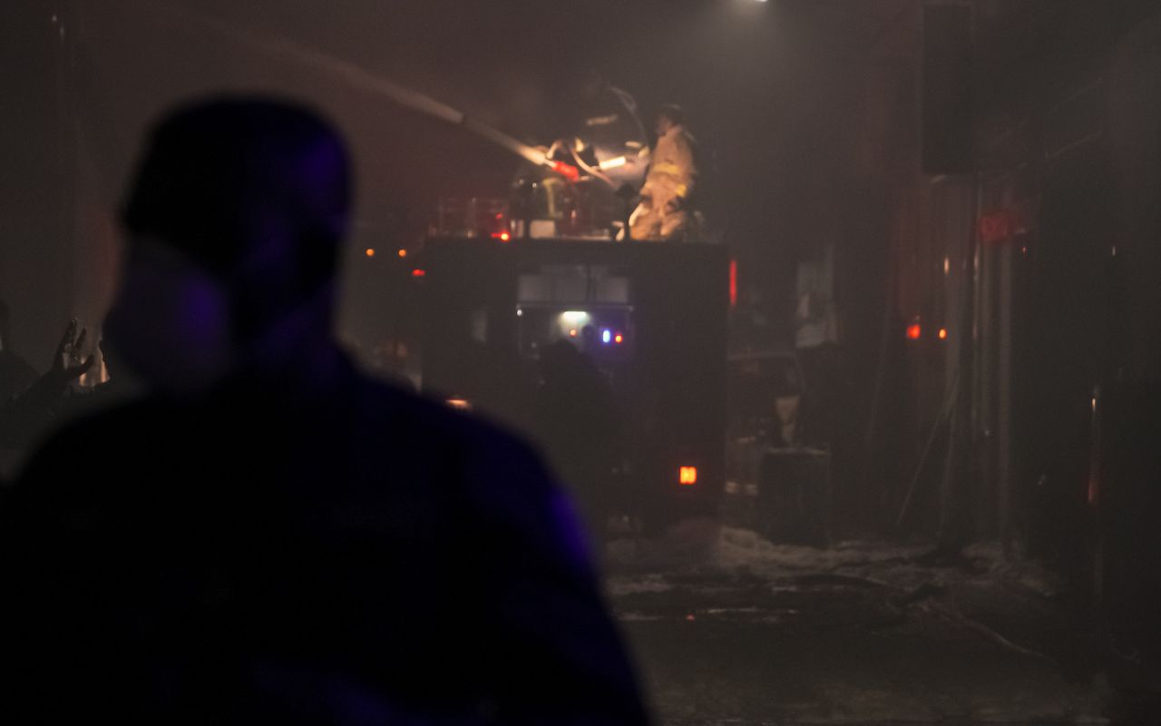 ފޮޓޯ: އިއްޒުއްދީން މަގުގައި ހުރި ގުދަނެއް ރޯވެ އަޅިއަށް