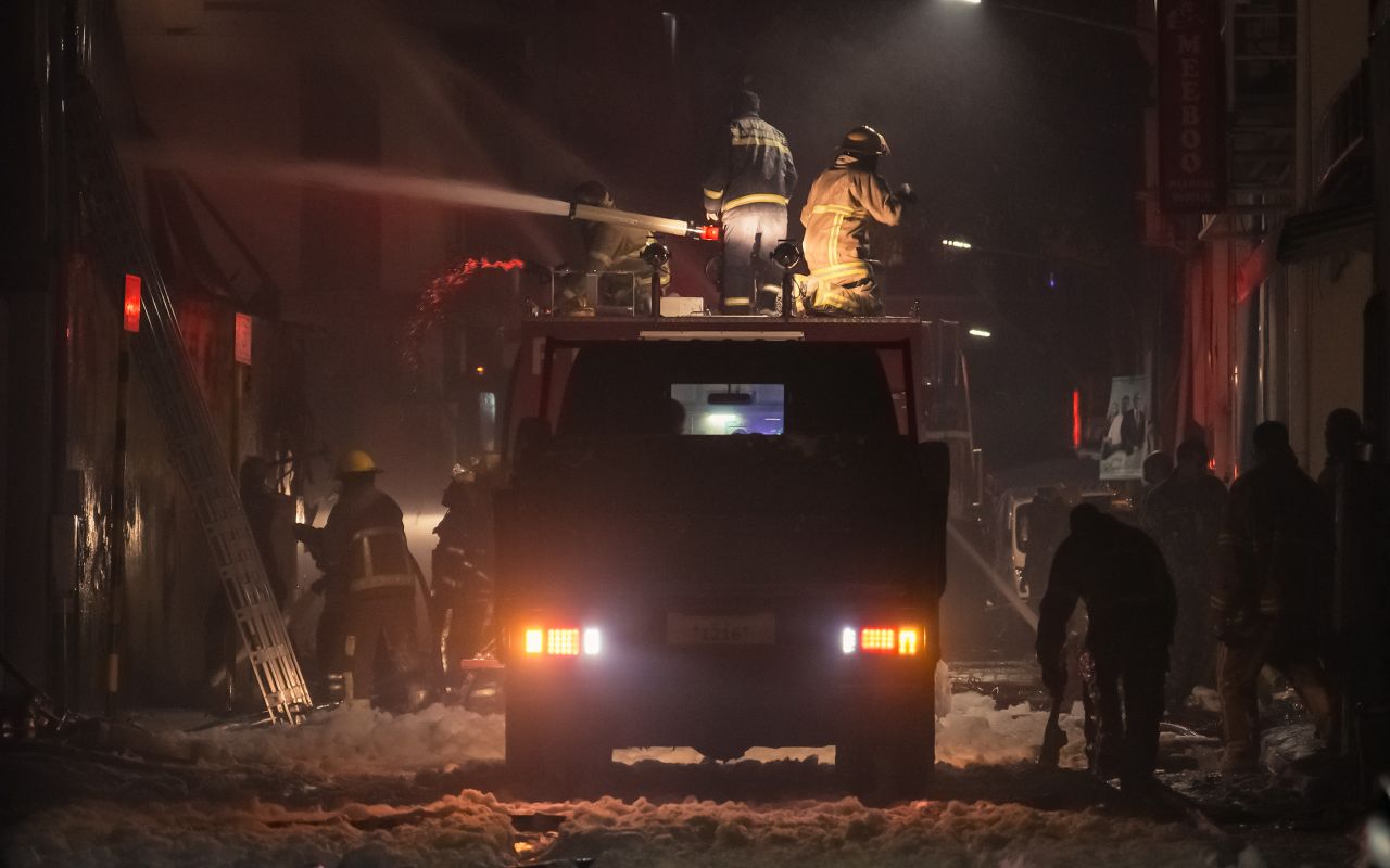 ފޮޓޯ: އިއްޒުއްދީން މަގުގައި ހުރި ގުދަނެއް ރޯވެ އަޅިއަށް