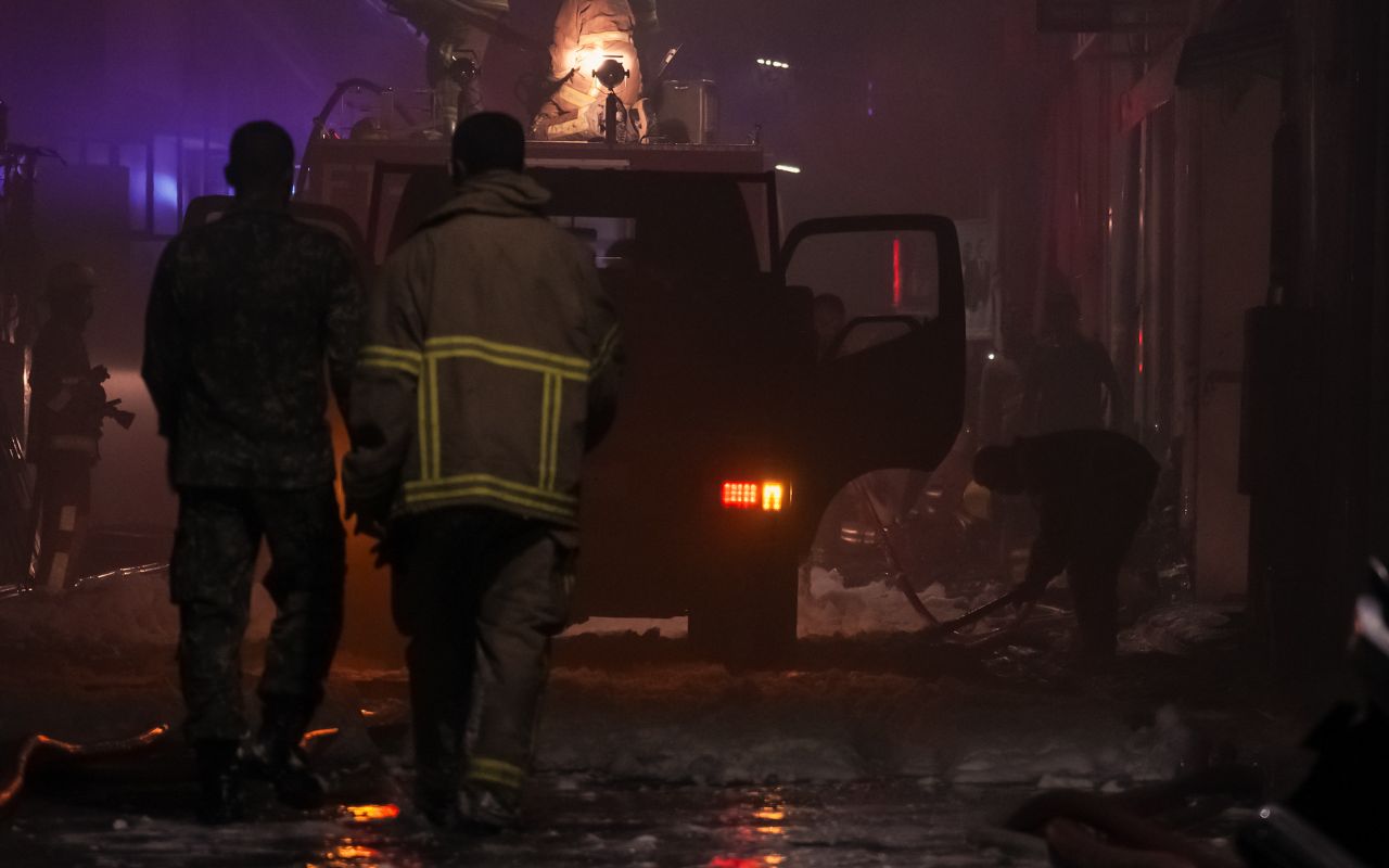 ފޮޓޯ: އިއްޒުއްދީން މަގުގައި ހުރި ގުދަނެއް ރޯވެ އަޅިއަށް