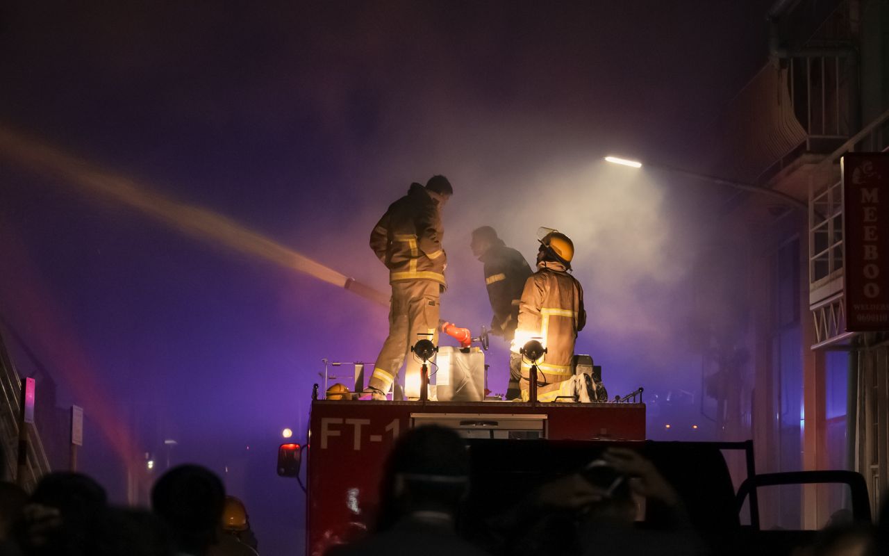 ފޮޓޯ: އިއްޒުއްދީން މަގުގައި ހުރި ގުދަނެއް ރޯވެ އަޅިއަށް