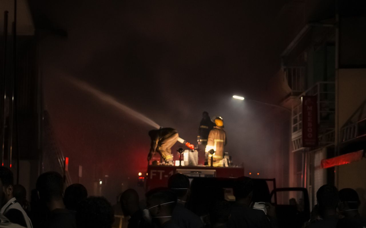 ފޮޓޯ: އިއްޒުއްދީން މަގުގައި ހުރި ގުދަނެއް ރޯވެ އަޅިއަށް