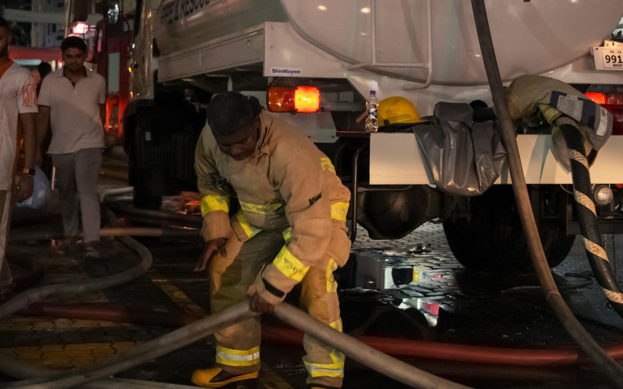 ފޮޓޯ: އިއްޒުއްދީން މަގުގައި ހުރި ގުދަނެއް ރޯވެ އަޅިއަށް