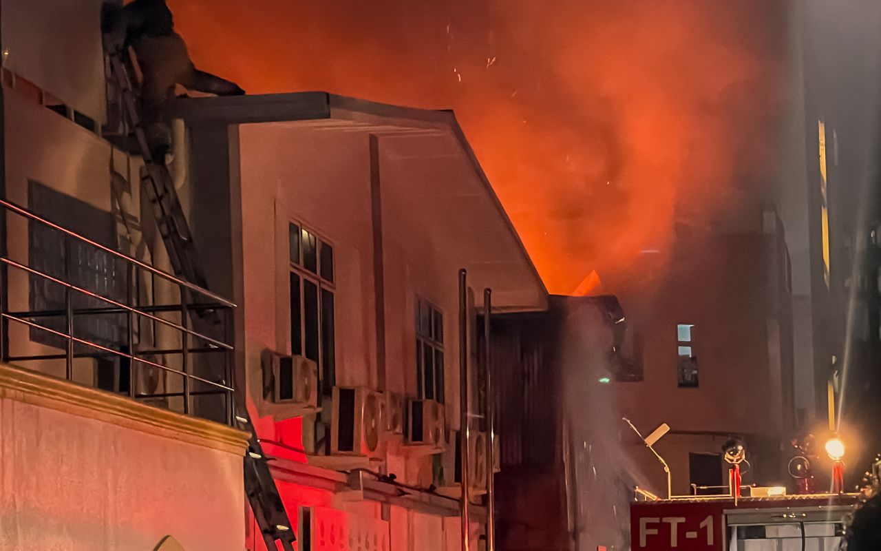 ފޮޓޯ: އިއްޒުއްދީން މަގުގައި ހުރި ގުދަނެއް ރޯވެ އަޅިއަށް