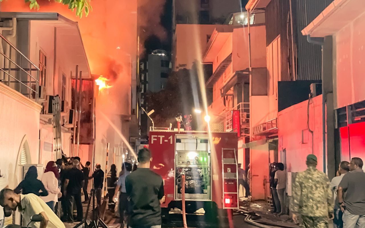 ފޮޓޯ: އިއްޒުއްދީން މަގުގައި ހުރި ގުދަނެއް ރޯވެ އަޅިއަށް