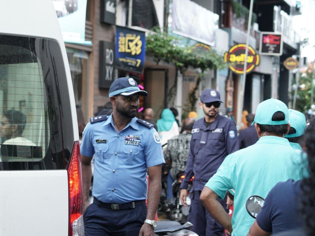 މާލޭގެ މަގުތަކުގައި ފުލުހުން: ޓްރެފިކް ބަލަހައްޓައި މަގުތަކުގެ އަމާންކަން ކަށަވަރުކުރަނީ