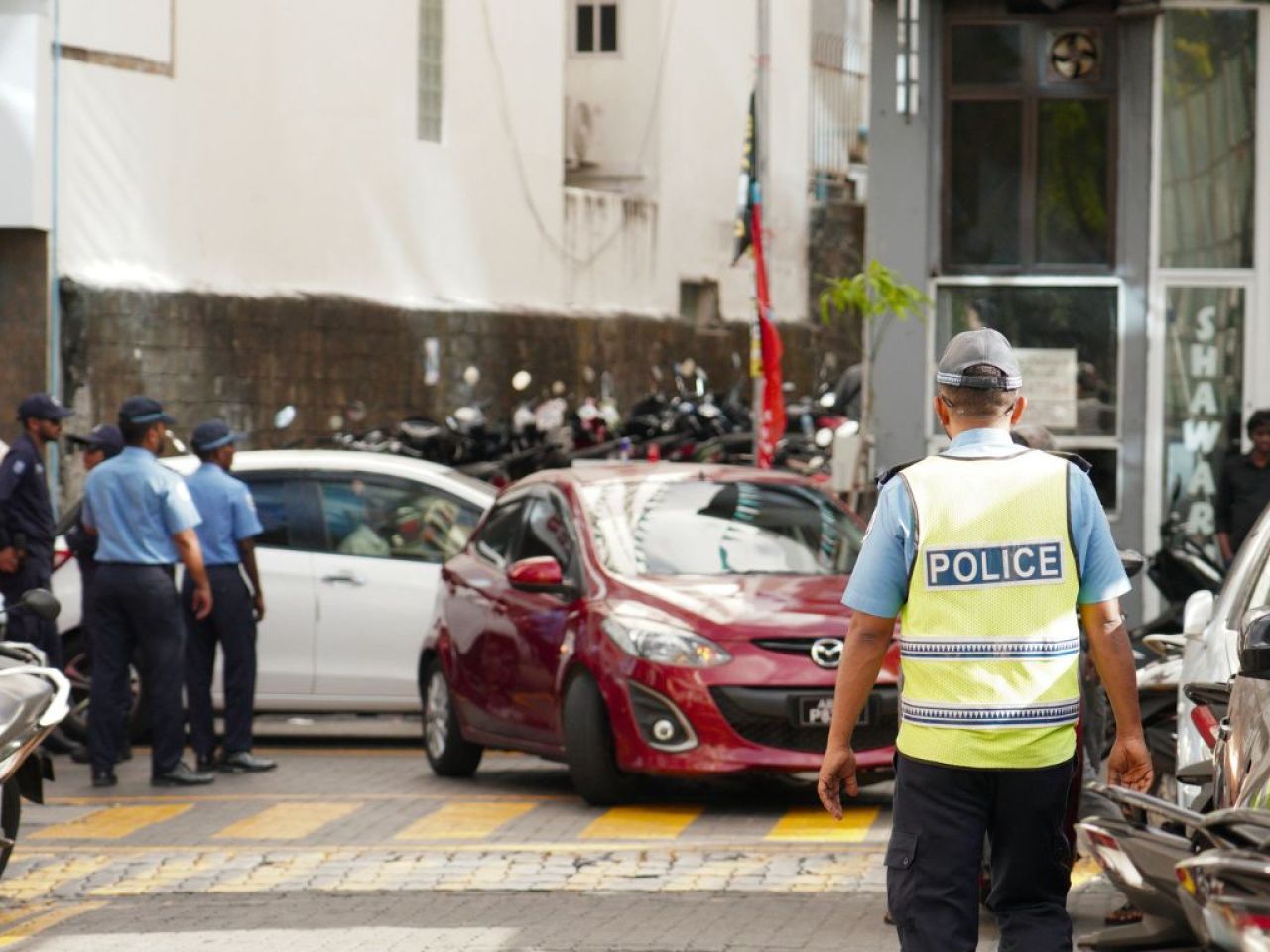 މާލޭގެ މަގުތަކުގައި ފުލުހުން: ޓްރެފިކް ބަލަހައްޓައި މަގުތަކުގެ އަމާންކަން ކަށަވަރުކުރަނީ