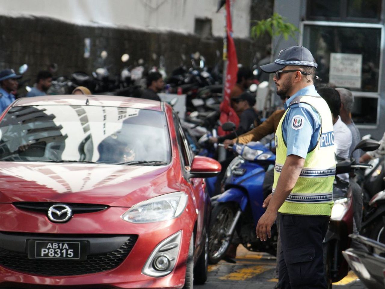 މާލޭގެ މަގުތަކުގައި ފުލުހުން: ޓްރެފިކް ބަލަހައްޓައި މަގުތަކުގެ އަމާންކަން ކަށަވަރުކުރަނީ