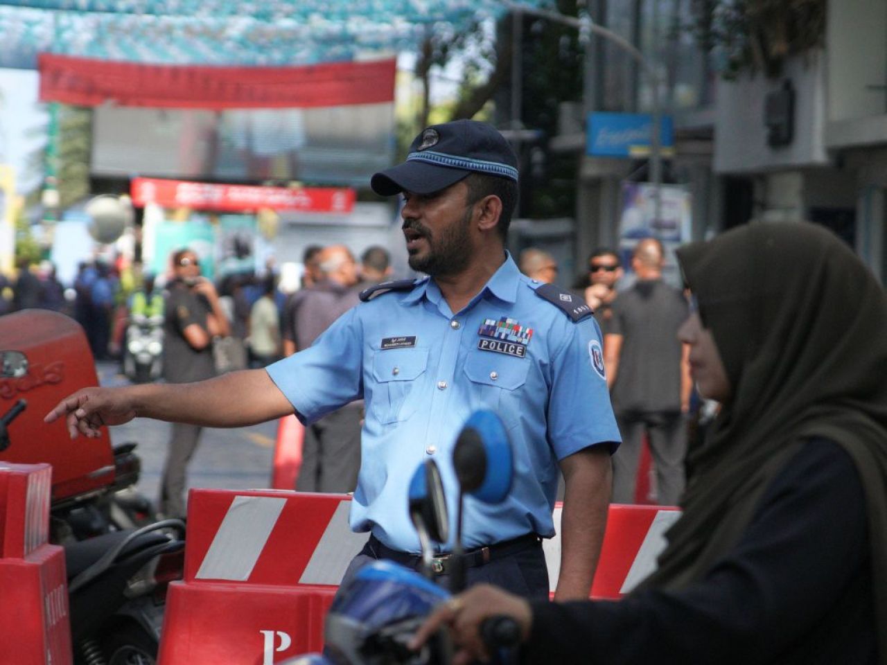 މާލޭގެ މަގުތަކުގައި ފުލުހުން: ޓްރެފިކް ބަލަހައްޓައި މަގުތަކުގެ އަމާންކަން ކަށަވަރުކުރަނީ