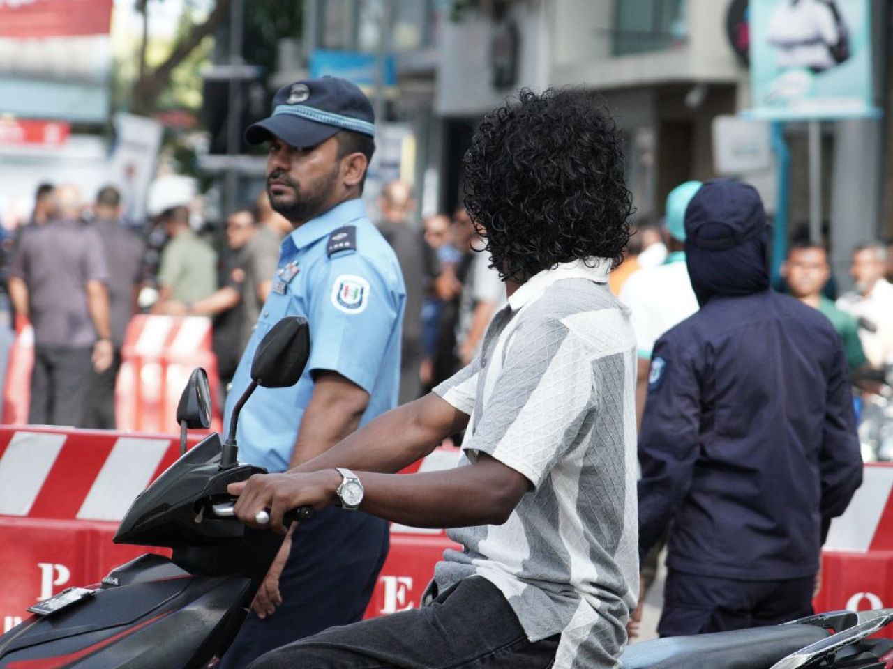 މާލޭގެ މަގުތަކުގައި ފުލުހުން: ޓްރެފިކް ބަލަހައްޓައި މަގުތަކުގެ އަމާންކަން ކަށަވަރުކުރަނީ