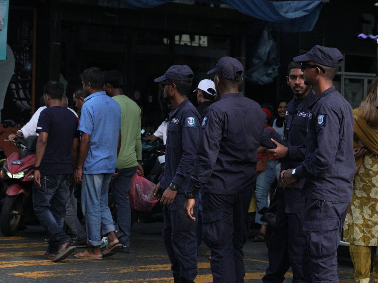 މާލޭގެ މަގުތަކުގައި ފުލުހުން: ޓްރެފިކް ބަލަހައްޓައި މަގުތަކުގެ އަމާންކަން ކަށަވަރުކުރަނީ