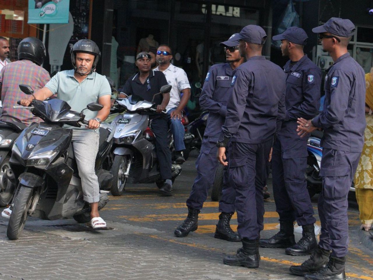 މާލޭގެ މަގުތަކުގައި ފުލުހުން: ޓްރެފިކް ބަލަހައްޓައި މަގުތަކުގެ އަމާންކަން ކަށަވަރުކުރަނީ