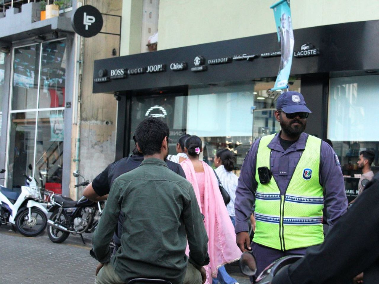 މާލޭގެ މަގުތަކުގައި ފުލުހުން: ޓްރެފިކް ބަލަހައްޓައި މަގުތަކުގެ އަމާންކަން ކަށަވަރުކުރަނީ