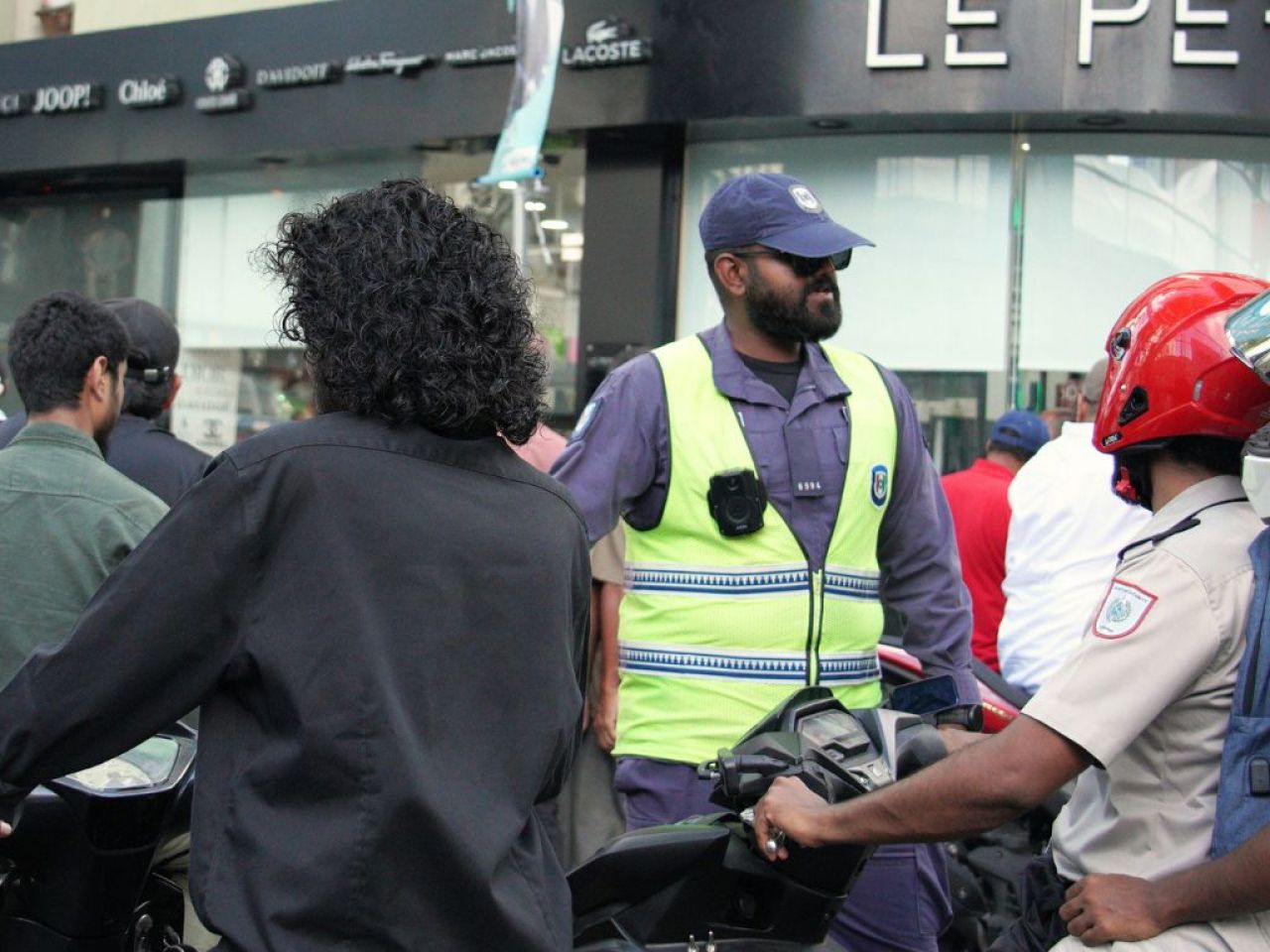 މާލޭގެ މަގުތަކުގައި ފުލުހުން: ޓްރެފިކް ބަލަހައްޓައި މަގުތަކުގެ އަމާންކަން ކަށަވަރުކުރަނީ