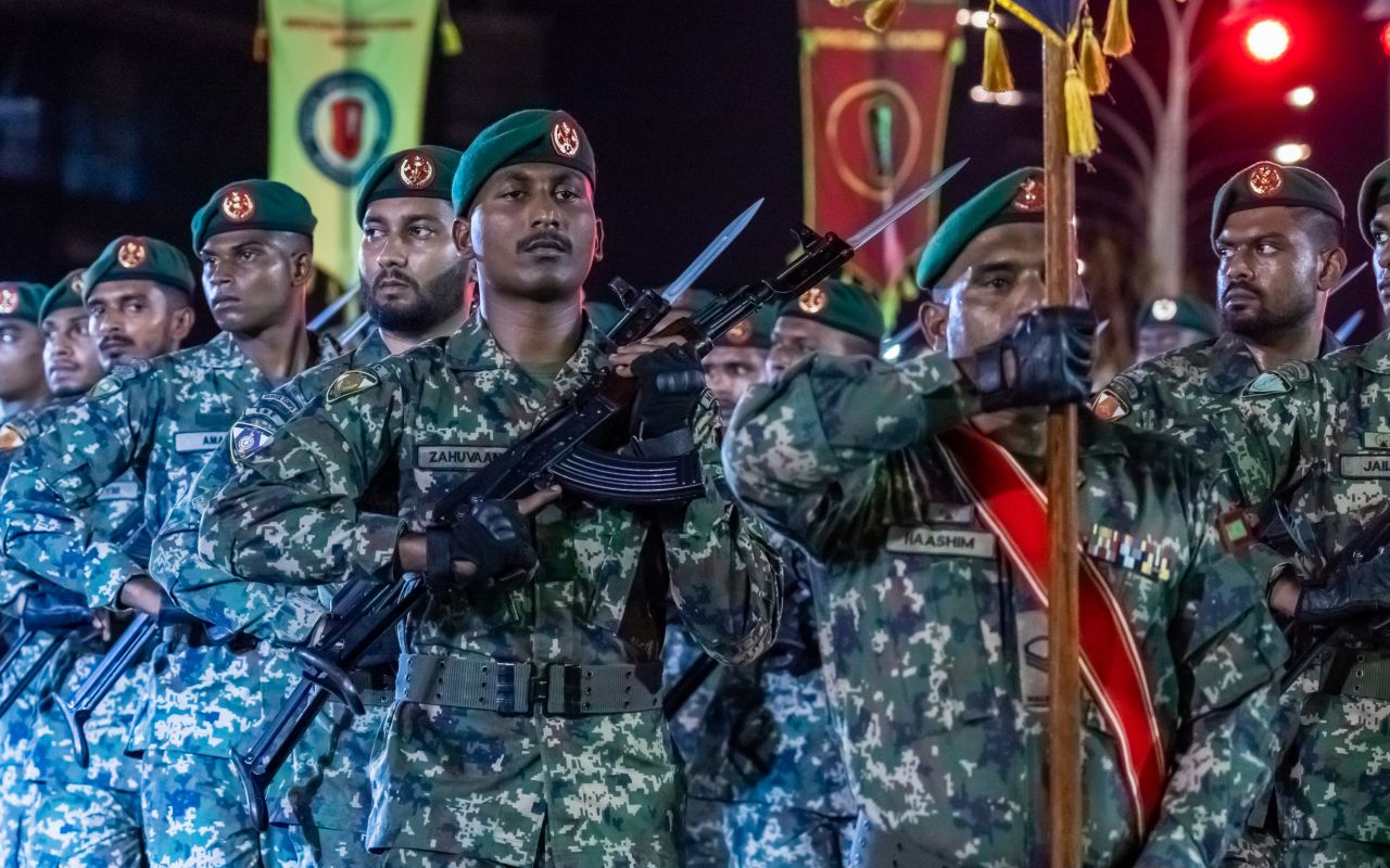 މިނިވަން ދުވަސް: ސިފައިންނާއި، ކެޑޭޓުންގެ ޝަރަފުގެ ހިނގާލުން