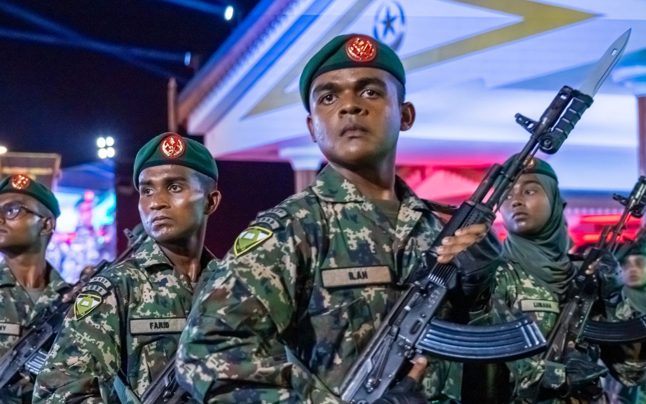 މިނިވަން ދުވަސް: ސިފައިންނާއި، ކެޑޭޓުންގެ ޝަރަފުގެ ހިނގާލުން