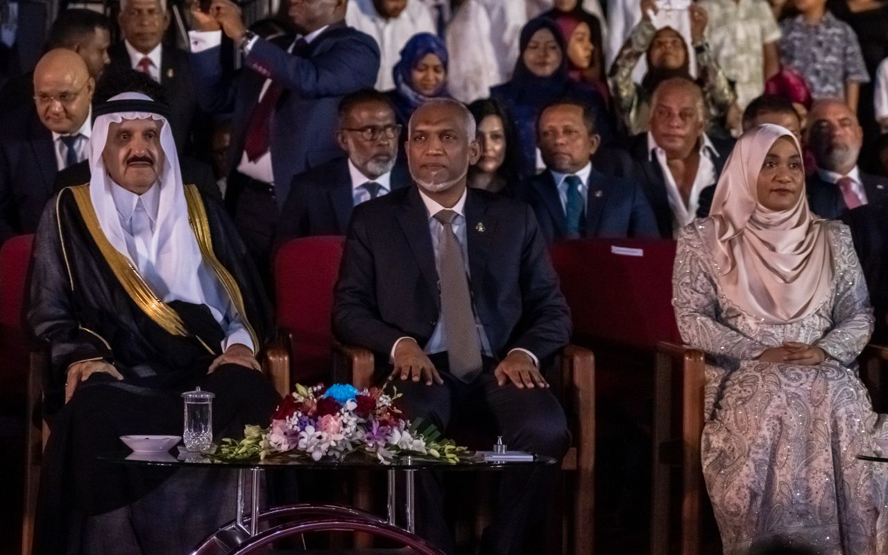 މިނިވަން ދުވަސް: ސިފައިންނާއި، ކެޑޭޓުންގެ ޝަރަފުގެ ހިނގާލުން