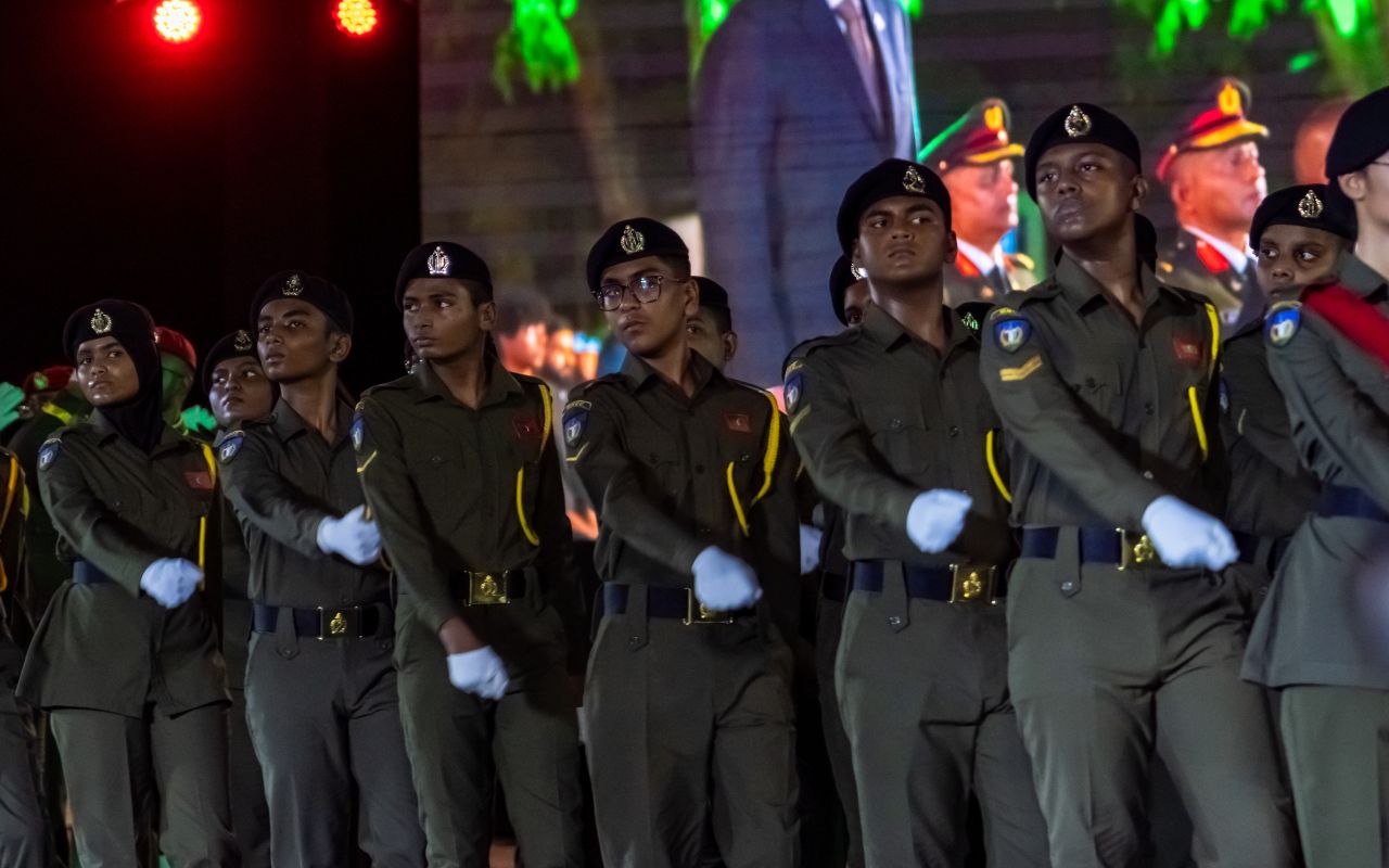މިނިވަން ދުވަސް: ސިފައިންނާއި، ކެޑޭޓުންގެ ޝަރަފުގެ ހިނގާލުން