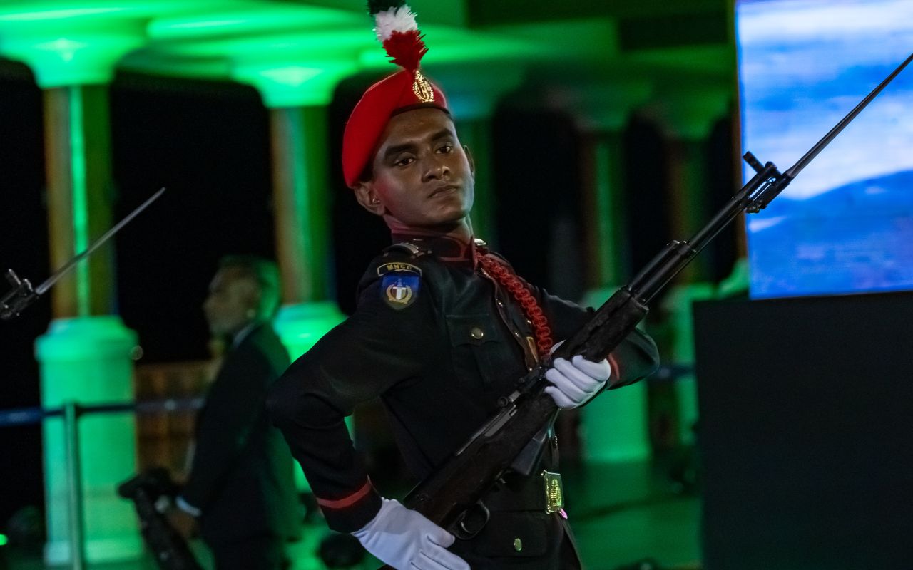 މިނިވަން ދުވަސް: ސިފައިންނާއި، ކެޑޭޓުންގެ ޝަރަފުގެ ހިނގާލުން