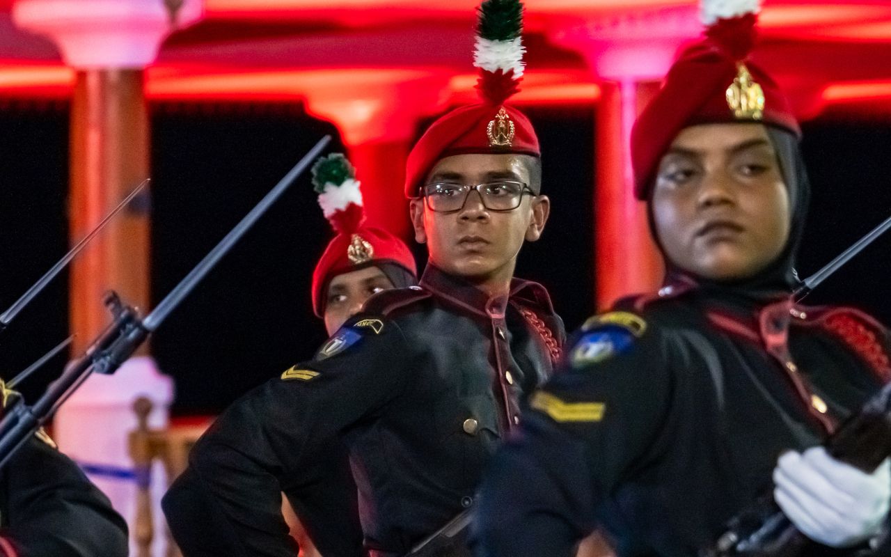 މިނިވަން ދުވަސް: ސިފައިންނާއި، ކެޑޭޓުންގެ ޝަރަފުގެ ހިނގާލުން