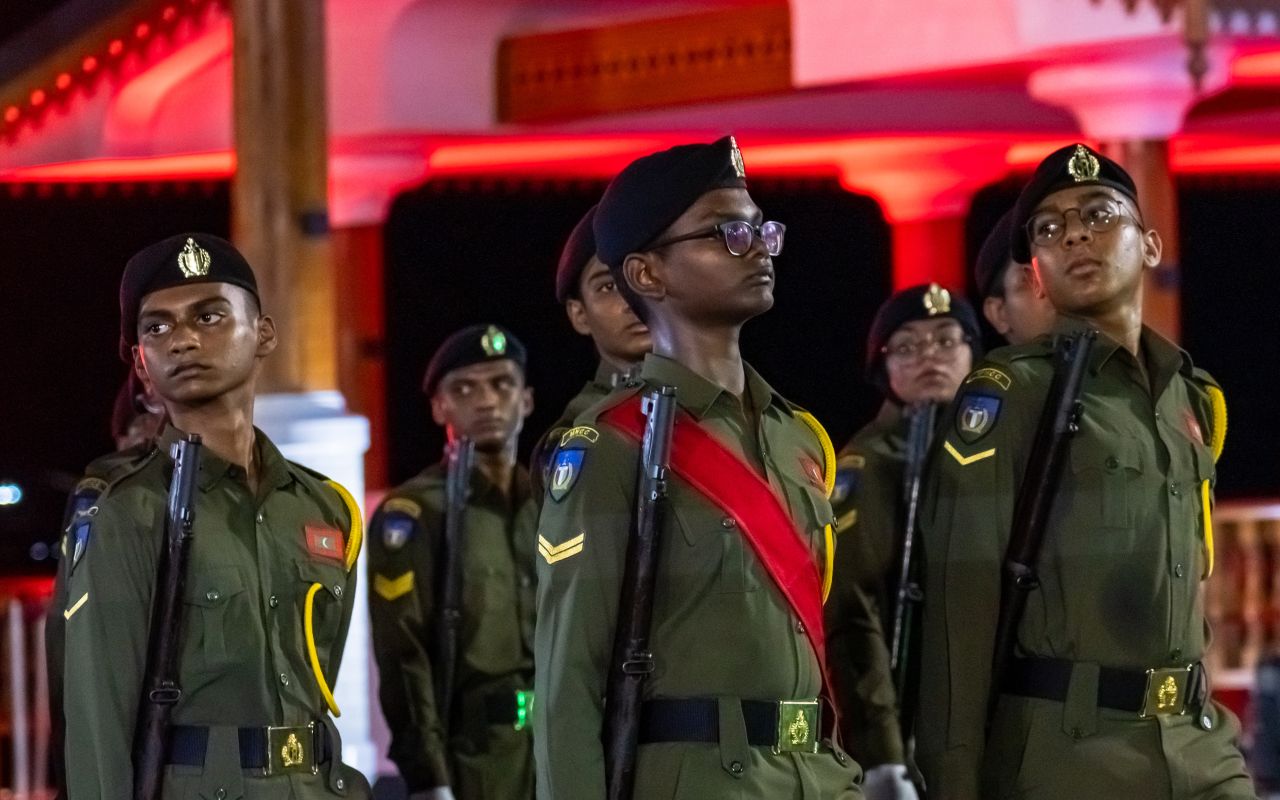 މިނިވަން ދުވަސް: ސިފައިންނާއި، ކެޑޭޓުންގެ ޝަރަފުގެ ހިނގާލުން