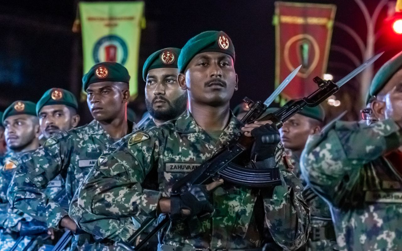 މިނިވަން ދުވަސް: ސިފައިންނާއި، ކެޑޭޓުންގެ ޝަރަފުގެ ހިނގާލުން