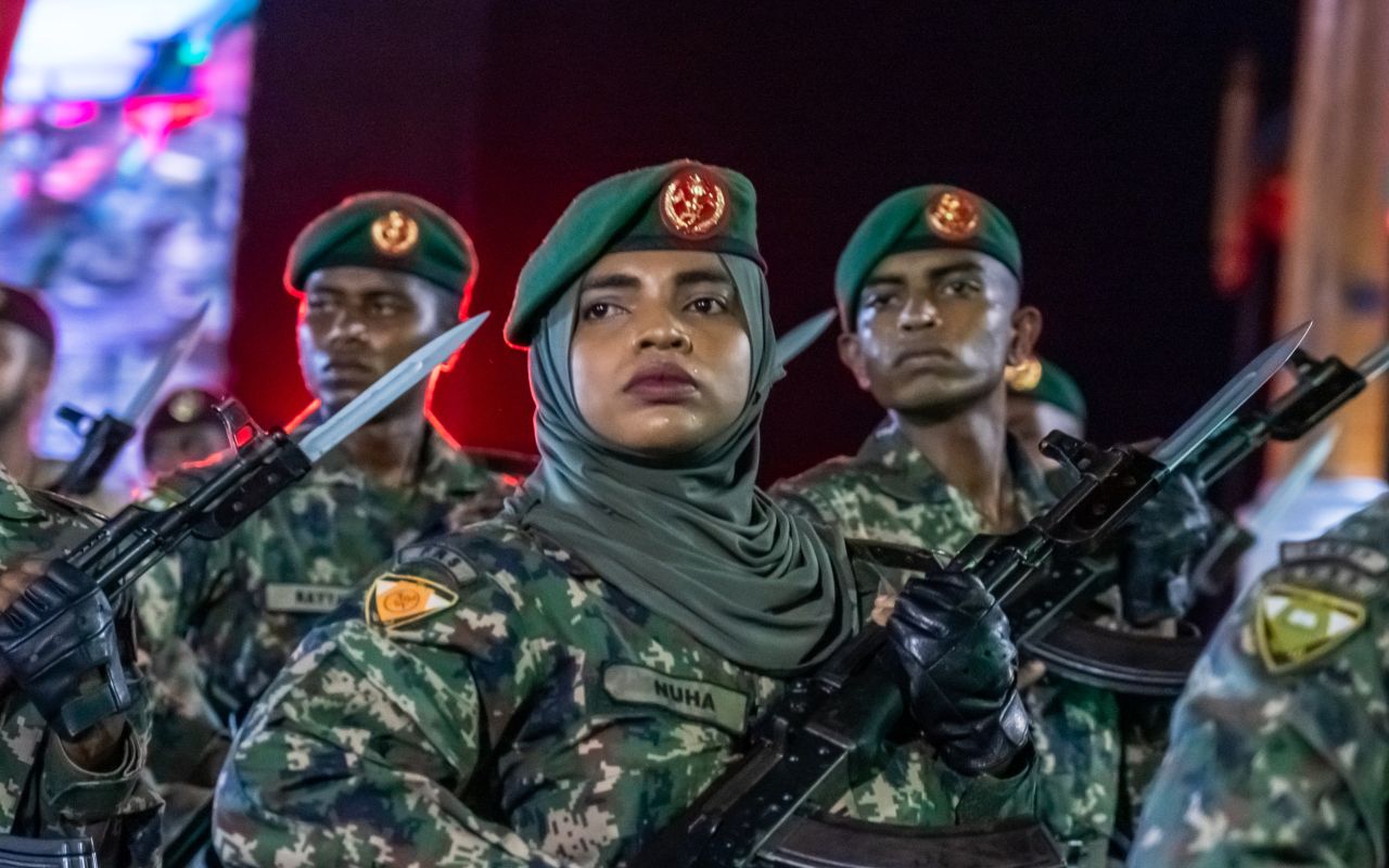 މިނިވަން ދުވަސް: ސިފައިންނާއި، ކެޑޭޓުންގެ ޝަރަފުގެ ހިނގާލުން