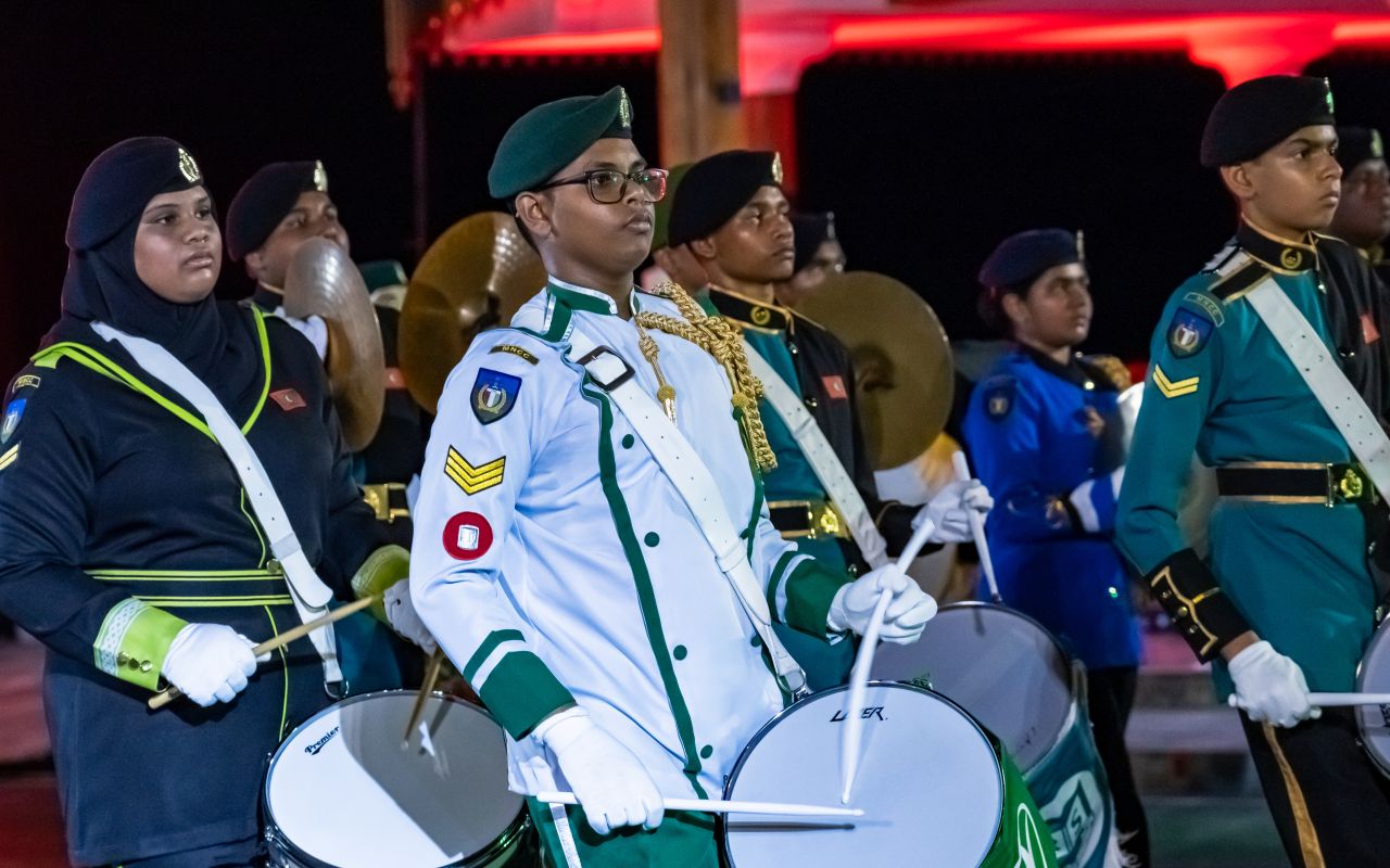 މިނިވަން ދުވަސް: ސިފައިންނާއި، ކެޑޭޓުންގެ ޝަރަފުގެ ހިނގާލުން